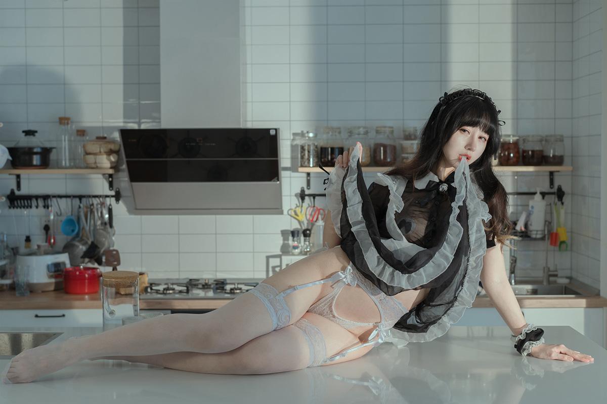 "空姐制服秀：展现优雅与专业的最佳时刻"