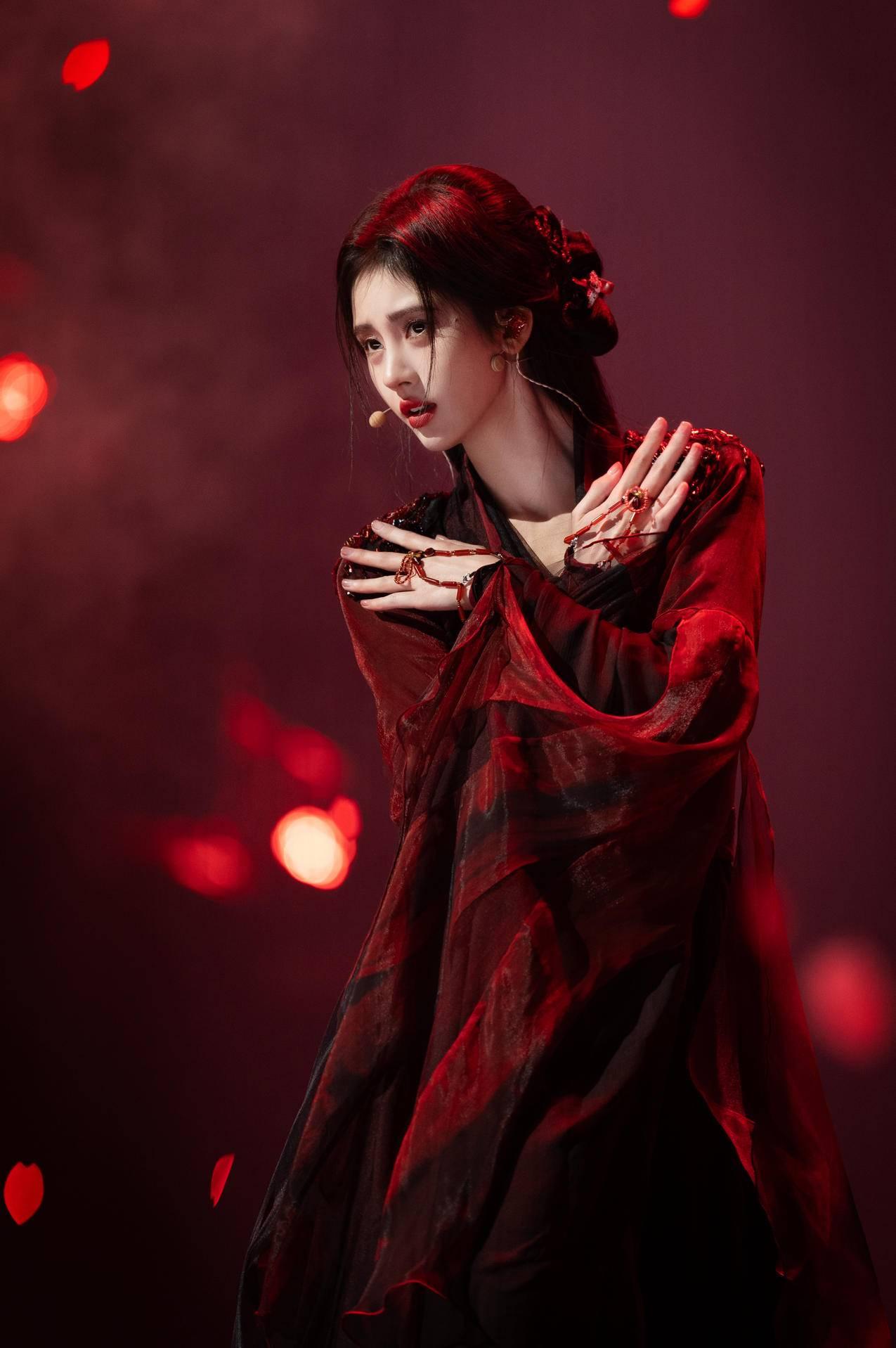 迷人的性感女性：探讨魅力背后的自信与风格